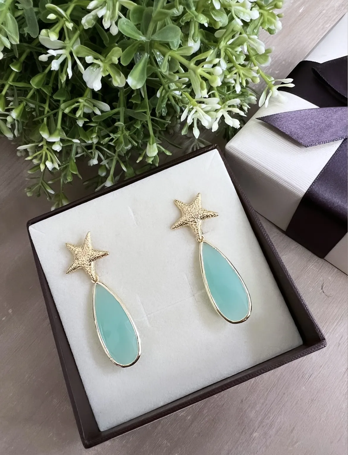 Pendientes dorados con Estrella de Mar y piedra agua
