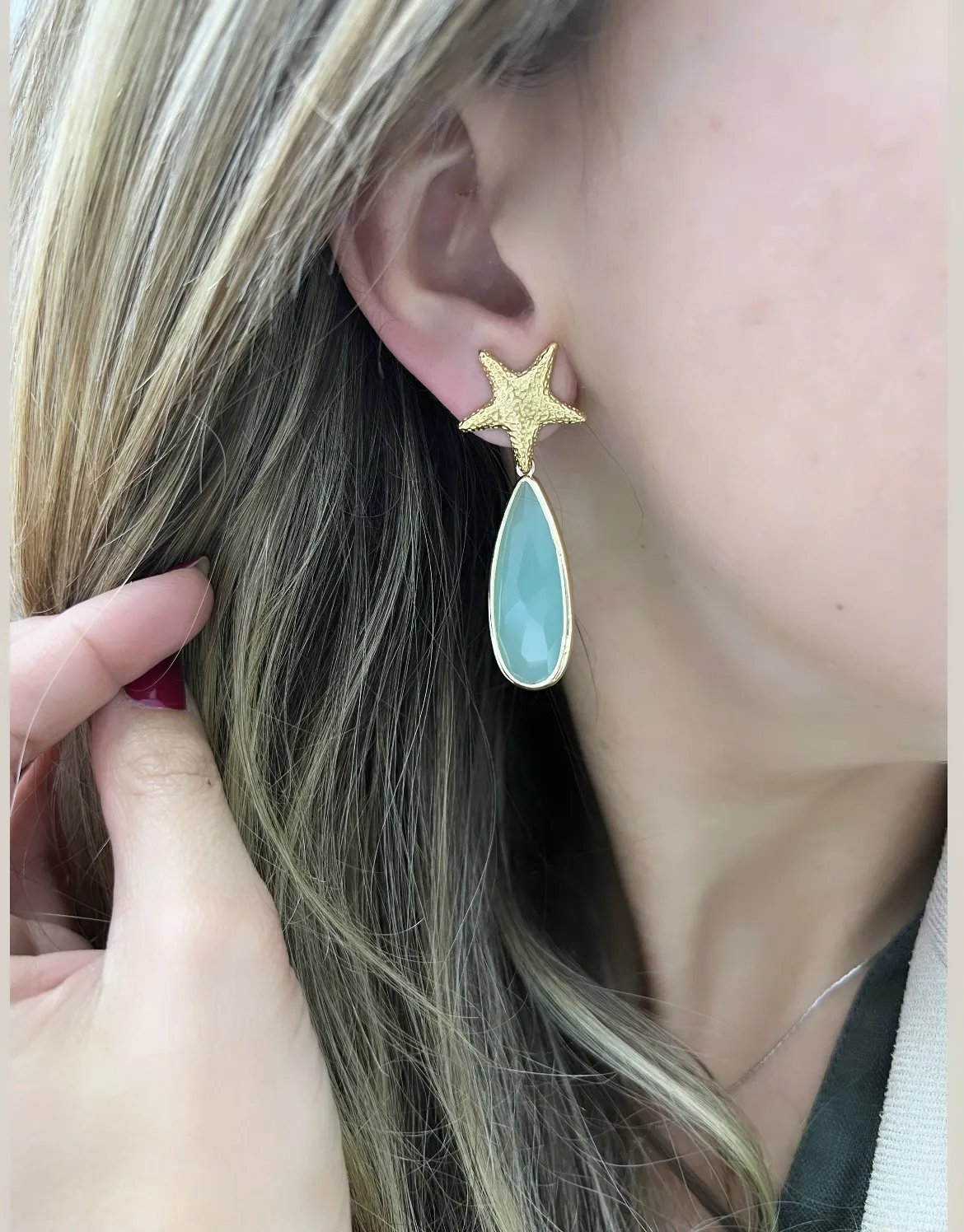 Pendientes dorados con Estrella de Mar y piedra agua